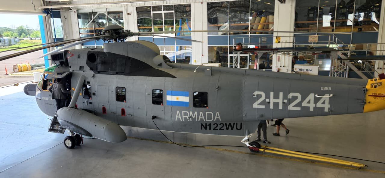 La Armada Argentina Recibi Dos Helic Pteros Sea King Adquiridos Con