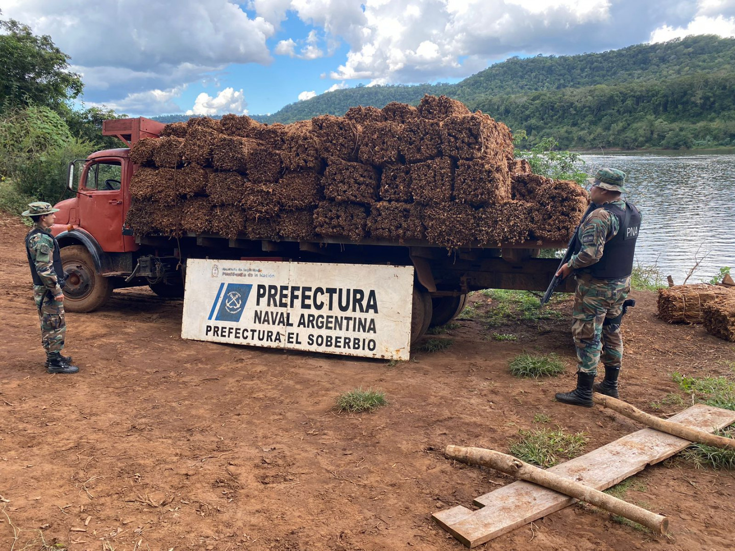 Prefectura secuestró más de cuatro toneladas y media de tabaco en