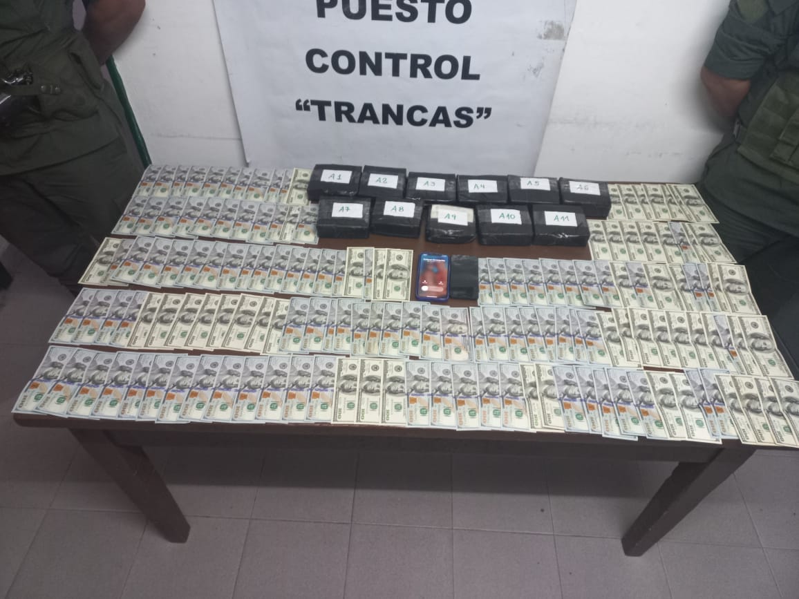 Ocultaban seis kilos de cocaína adosados al cuerpo en la guantera y en