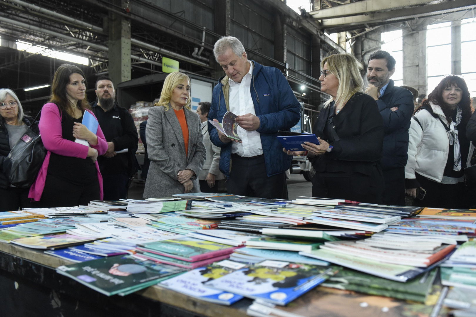 Perczyk Recorri La Planta Que Distribuye M S De Millones De Libros