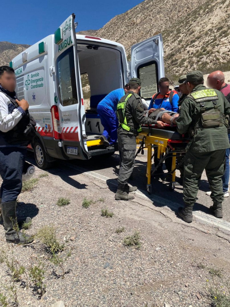 Asisten y evacúan a personas lesionadas en un accidente vial en Mendoza