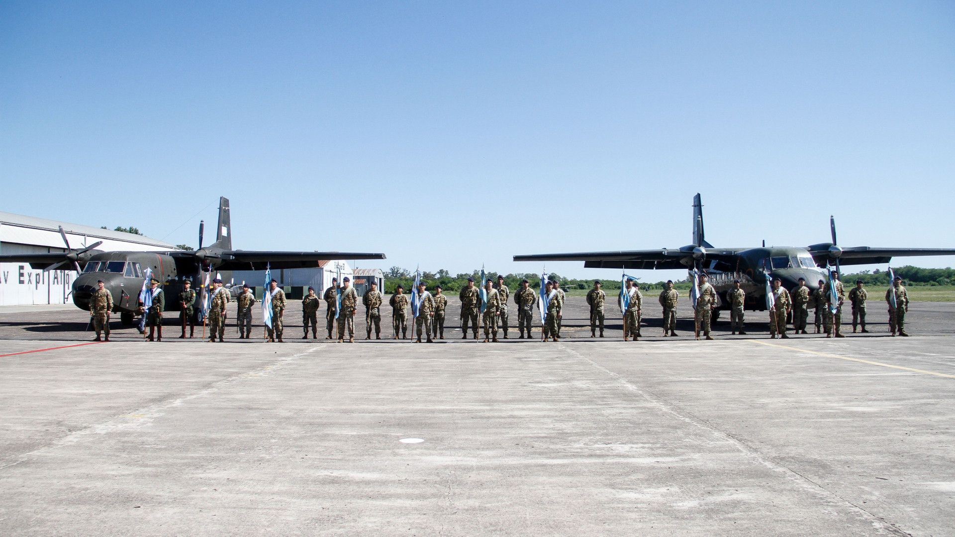 Presentación de aeronaves en el día de Aviación de Ejército Argentina