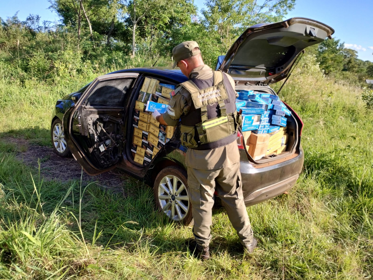 Abandonan Un Auto Robado Cargado Con 12 190 Atados De Cigarrillos