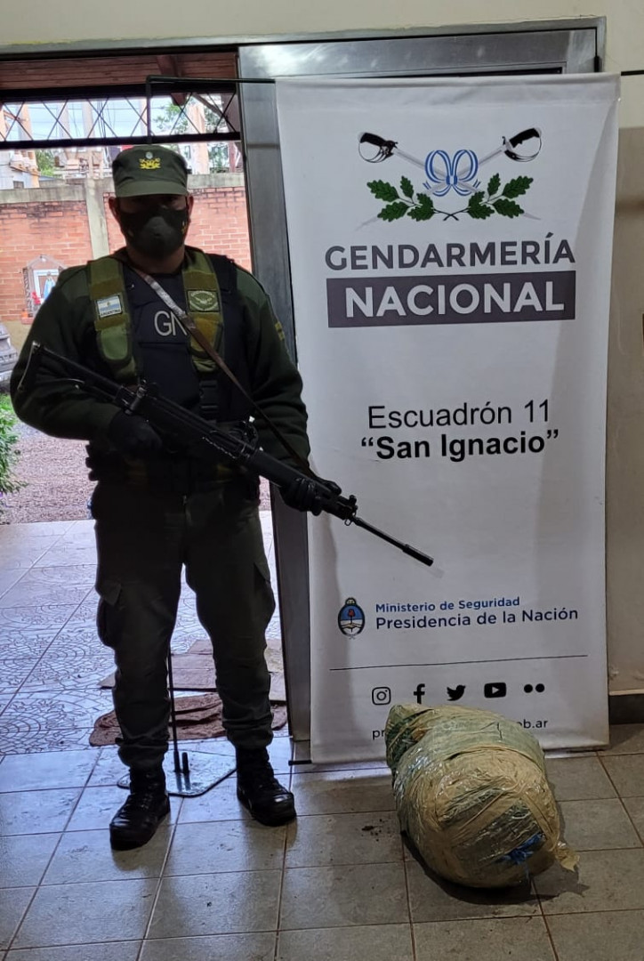 Secuestran M S De Nueve Kilos De Marihuana Entre La Maleza Argentina