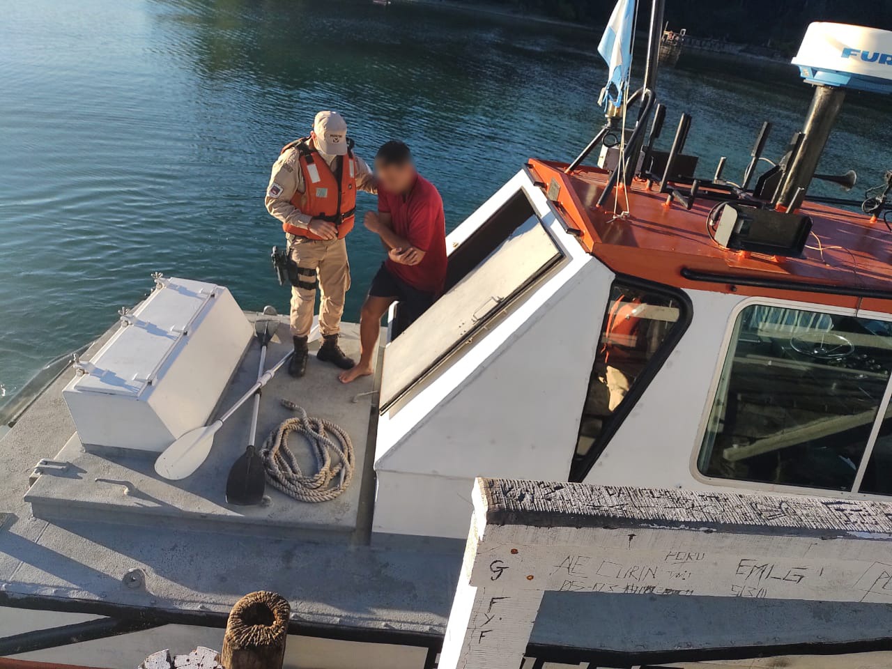 Prefectura Asisti A Dos Kayakistas En Neuqu N Argentina Gob Ar