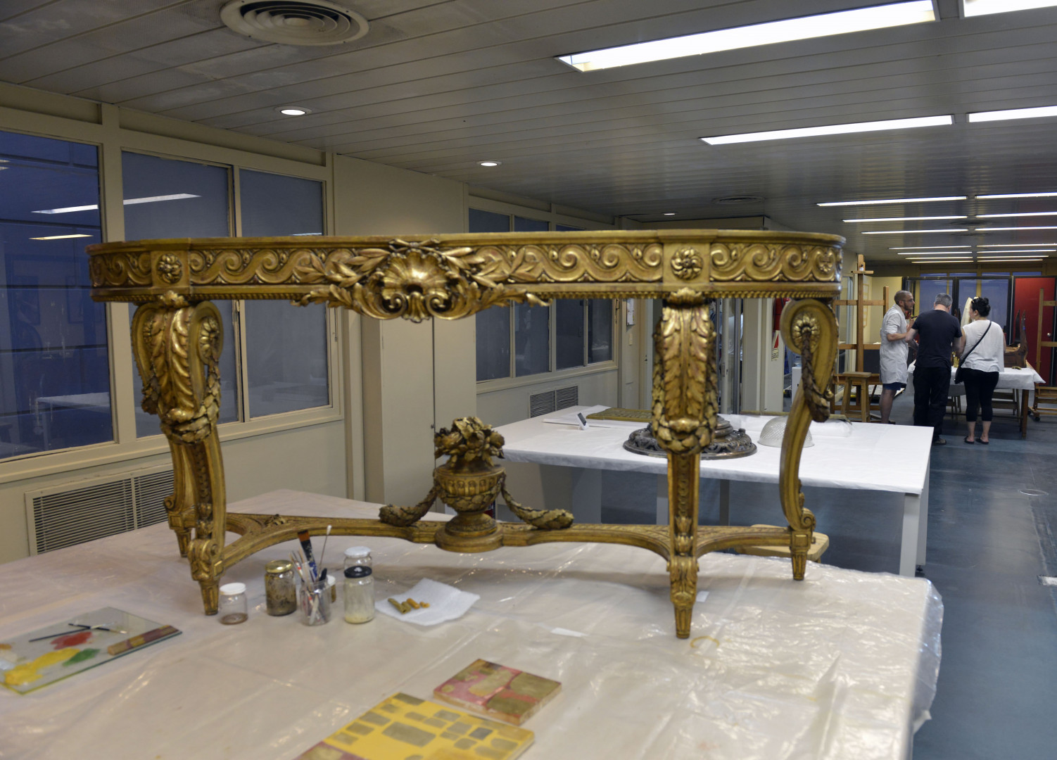 Restauración de una consola de madera tallada a mano y tapa de mármol del Palacio Casey