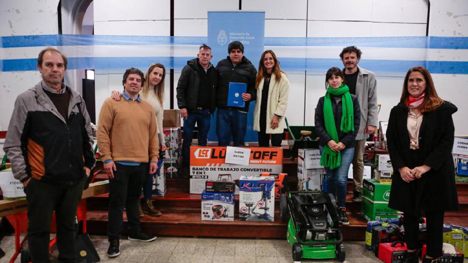 La Ministra Victoria Tolosa Paz junto a Natalia Mainoldi, directora nacional de Articulación Social Productiva y funcionarios locales realizando una nueva entrega del Programa Nacional Banco de Máquinas y Herramientas.