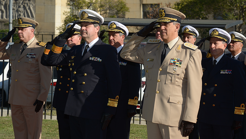 La Armada homenaje a los ca dos de la Marina Mercante y de la