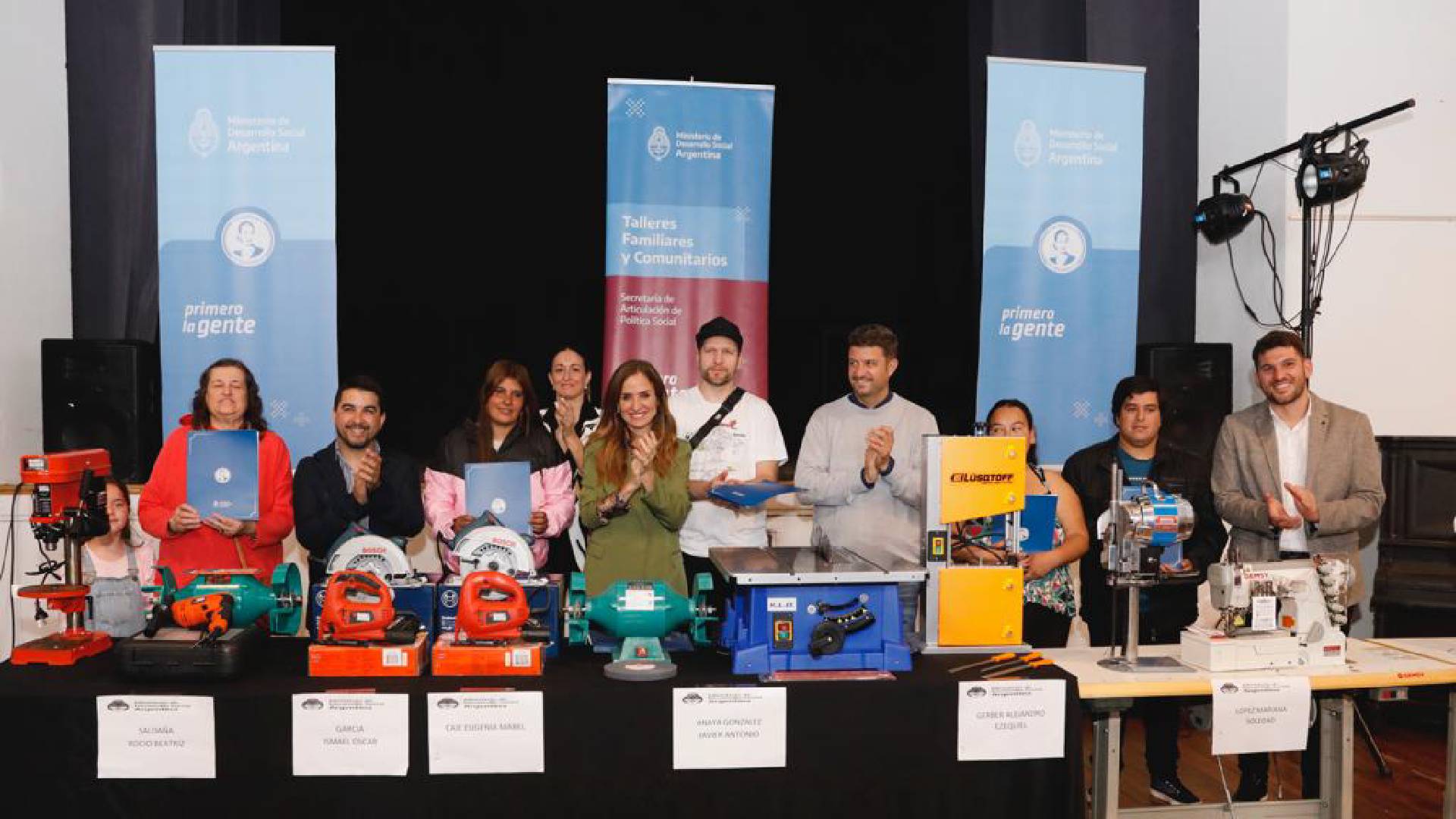 La minitra Victoria Tolosa Paz, junto al intendente de Exaltación de la Cruz, Diego Nanni y emprendedores de la economía social locales luego de recibir sus máquinas. 