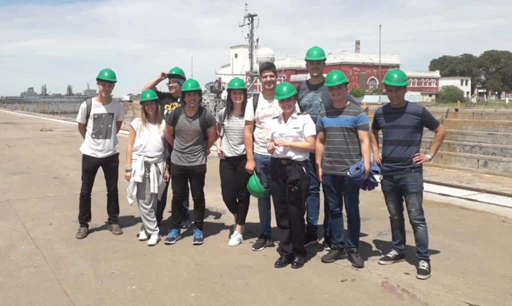 Estudiantes de ingeniería en Puerto Belgrano