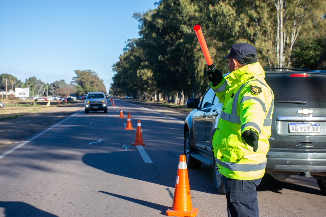 Un agente de tránsito realiza controles viales en una ruta provincial