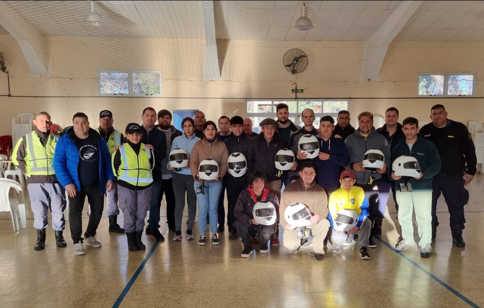 Motociclistas que participaron de la capacitación en seguridad vial realizada en la localidad de Conhello, posan con sus cascos.