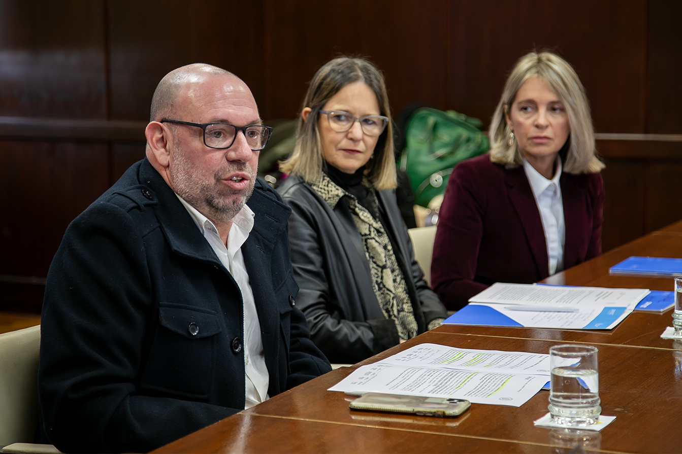 Imagen de autoridades sanitarias del Ministerio de Salud y de ANMAT 