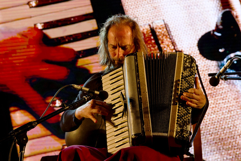 Chango Spasiuk tocando el acordeon