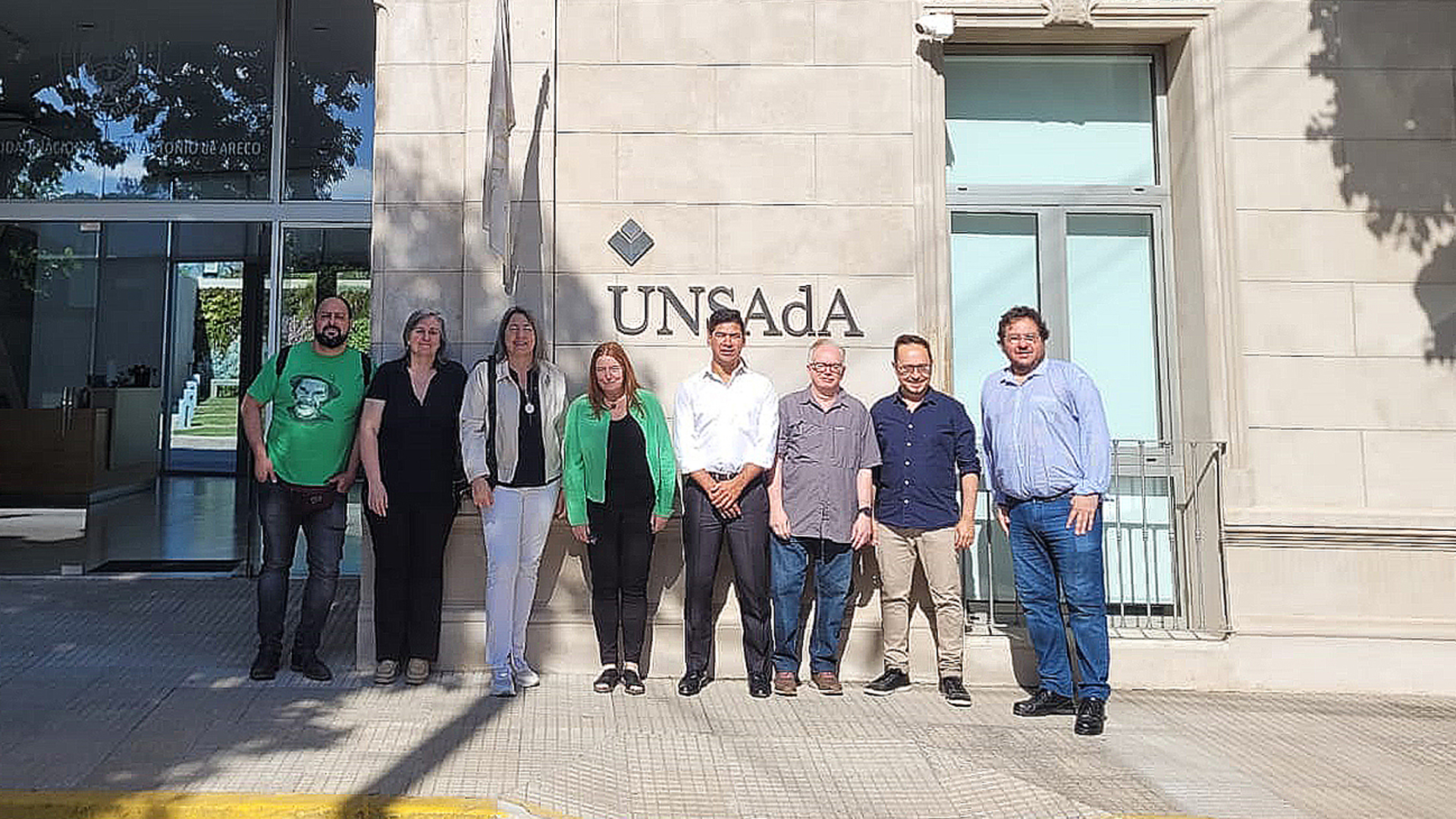 Equipos del PEI junto con autoridades de la UNSA posan frente a la universidad.