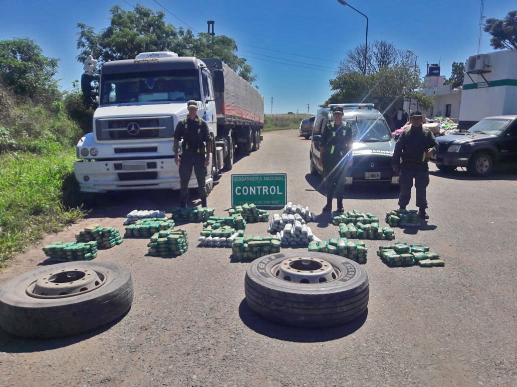 Un Hombre Transportaba 170 Kilos De Hojas De Coca Ocultos En Los ...