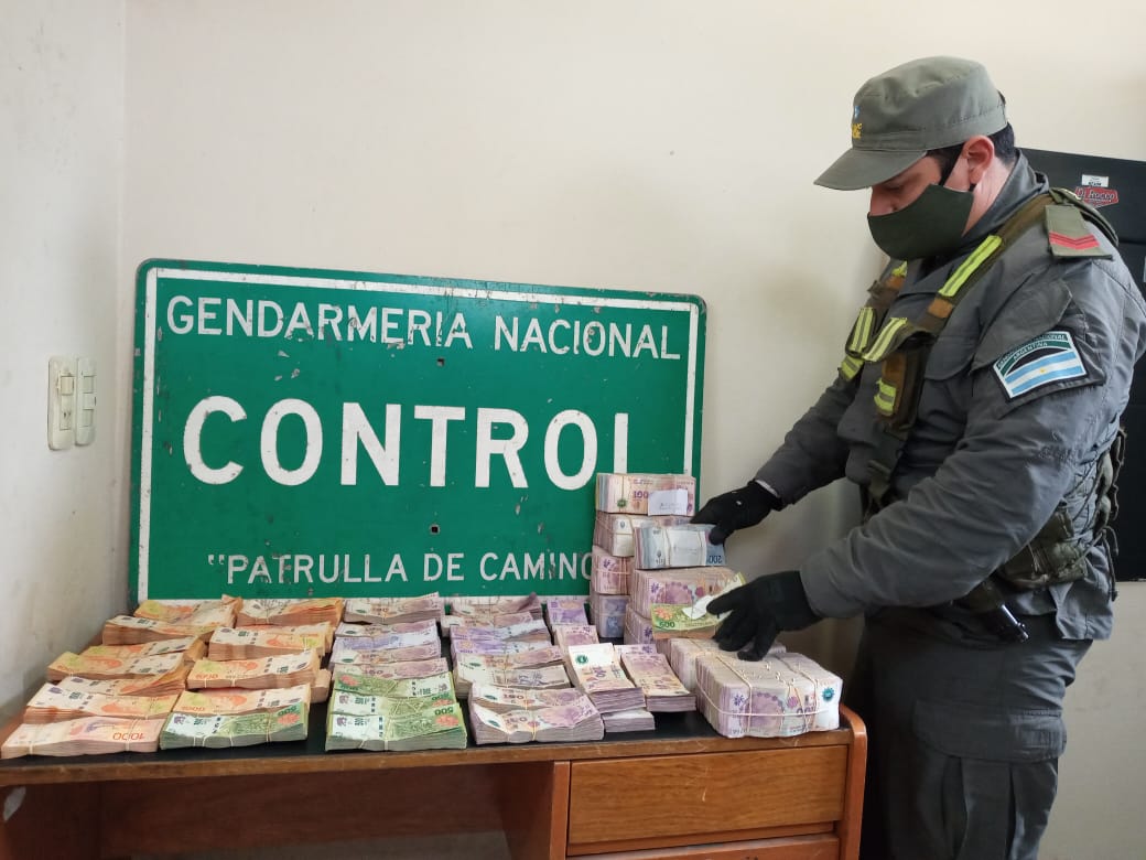 Incautan Más De 3 Millones De Pesos Ocultos En La Cabina De Un Camión Argentinagobar 2366