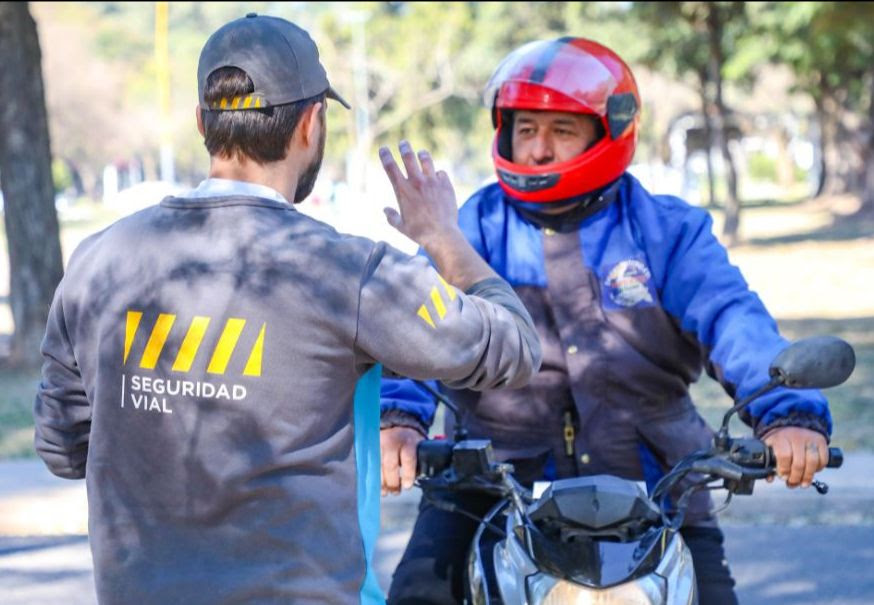 Un motociclista escucha con atención las indicaciones de un instructor de la ANSV en la jornada formativa sobre conducción segura de motocicletas realizada en Santa Fe.