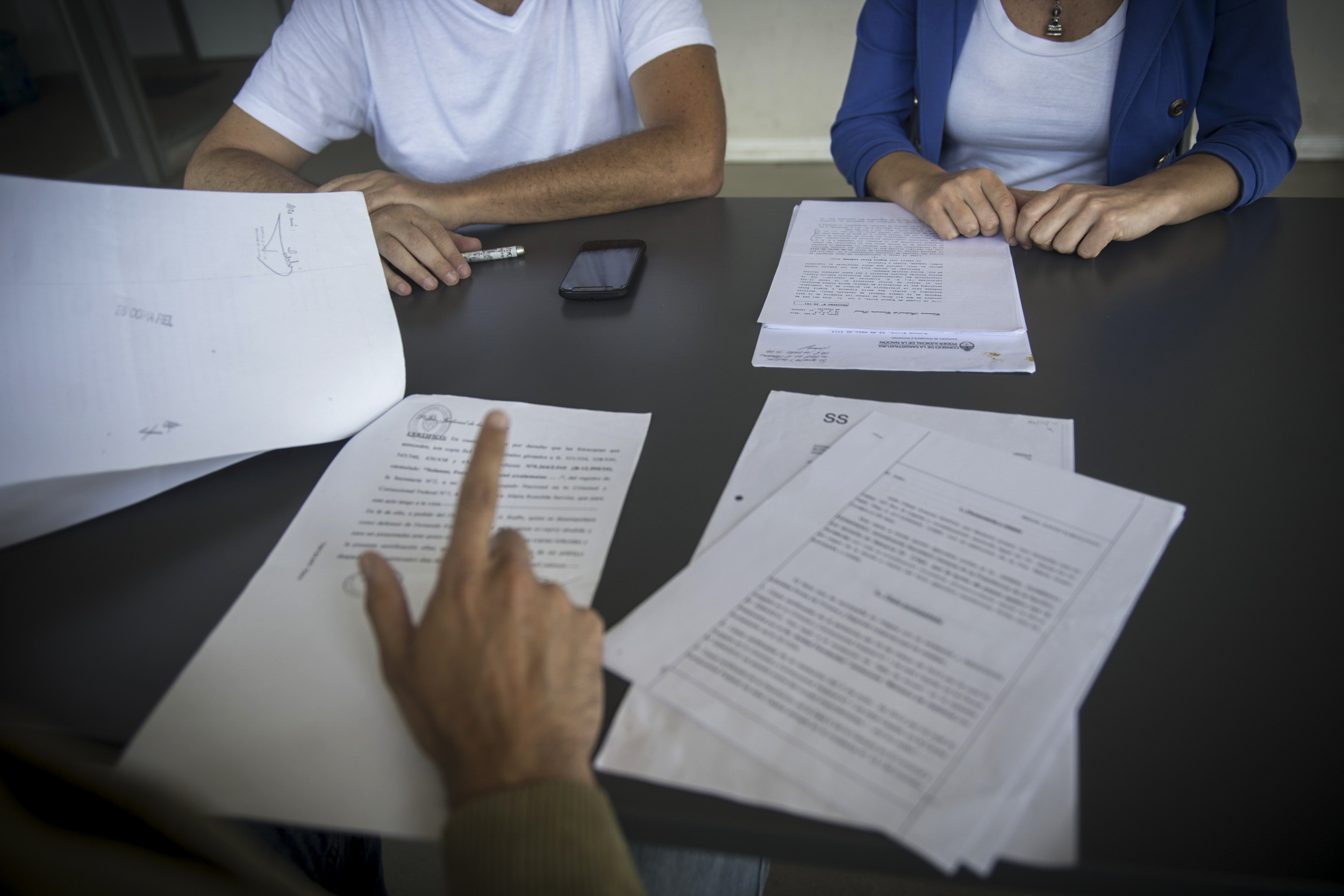 Una pareja discute los términos de su separación