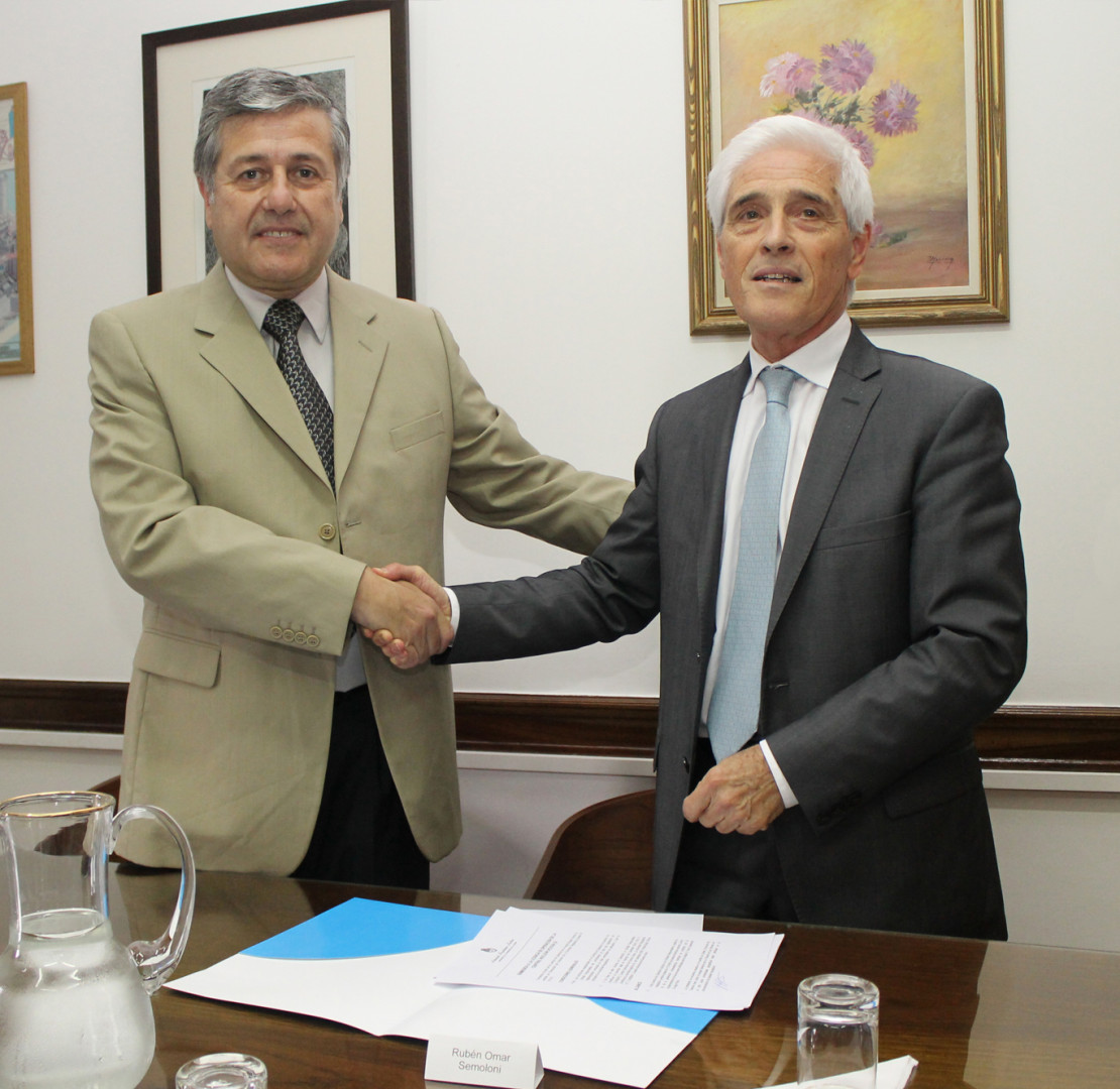El Ing. Néstor Masriera (ARN) y el Ing. Rubén Omar Semmoloni (NA-SA), durante el acto formal de entrega de la enmienda 