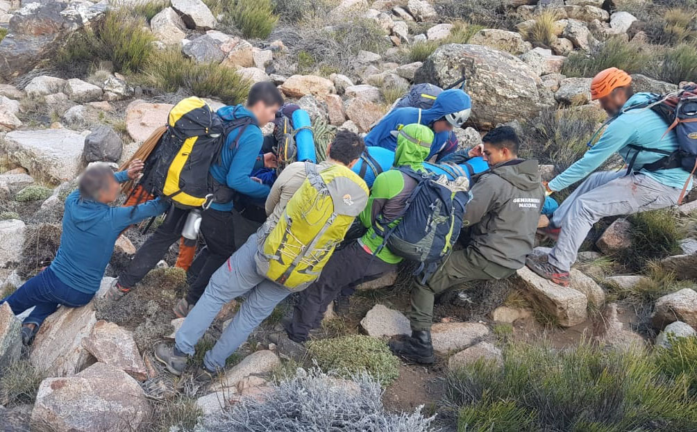 They rescue a citizen who fell while climbing a rocky mountain