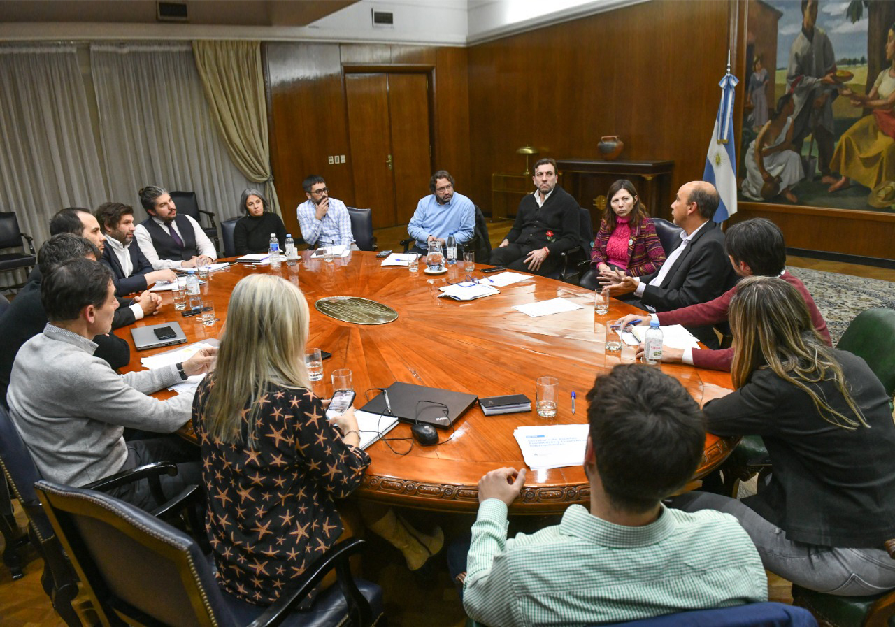 Batakis designó a su equipo y mantuvo su primera reunión de gabinete ...