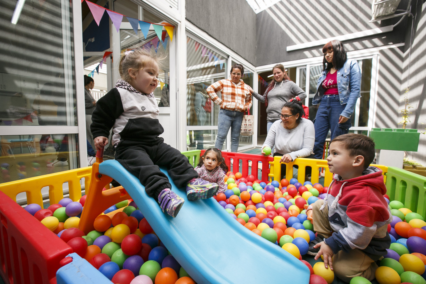 El nuevo CDI con un niño en el tobogán y otro jugando en el pelotero, es uno de los cinco que están construcción en el Partido de Malvinas Argentinas.