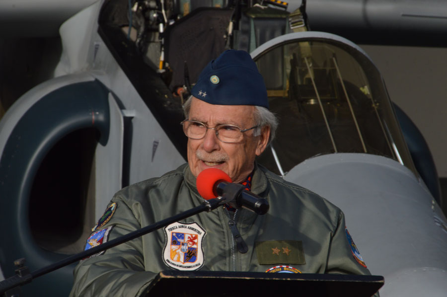 Brigadier "VGM" (R) Horacio Mir González pronunciando un discurso