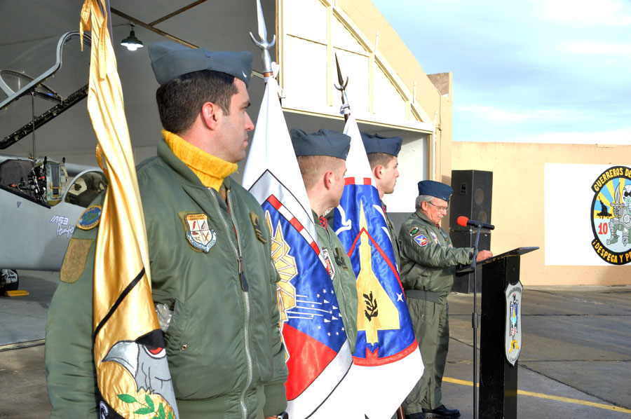 Brigadier "VGM" (R) Horacio Mir González junto a Banderas