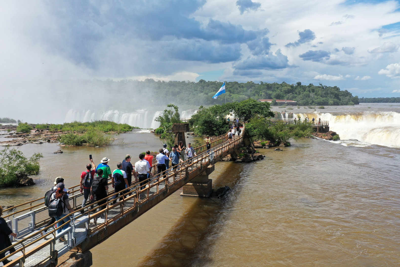 En el Parque Nacional Iguazú se presentaron las nuevas pasarelas del  circuito Garganta del Diablo y el programa "Más obras mejores Parques" |  Argentina.gob.ar