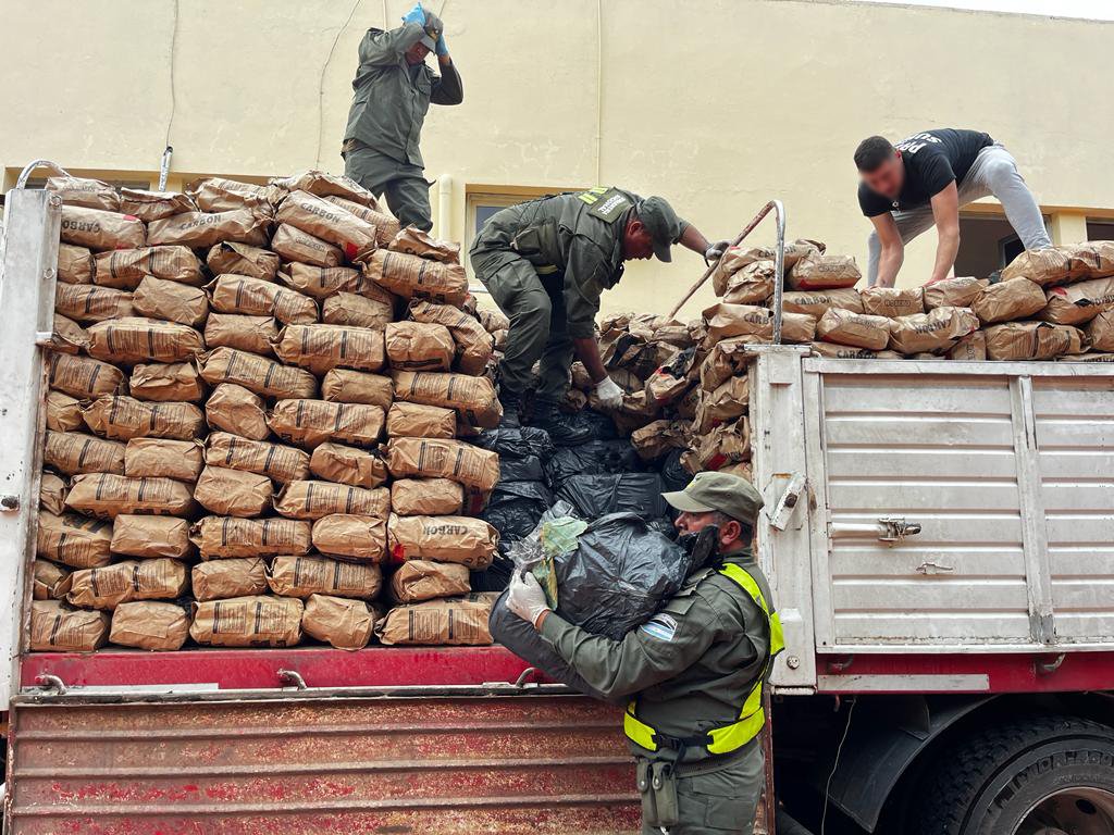 Gendarmes Hallaron Más De Una Tonelada Y Media De Marihuana Debajo De Un Cargamento De Carbón 