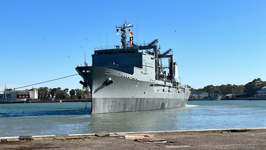 Le navire logistique ARA « Patagonia » a effectué des tests de navigation des machines et une formation en mer