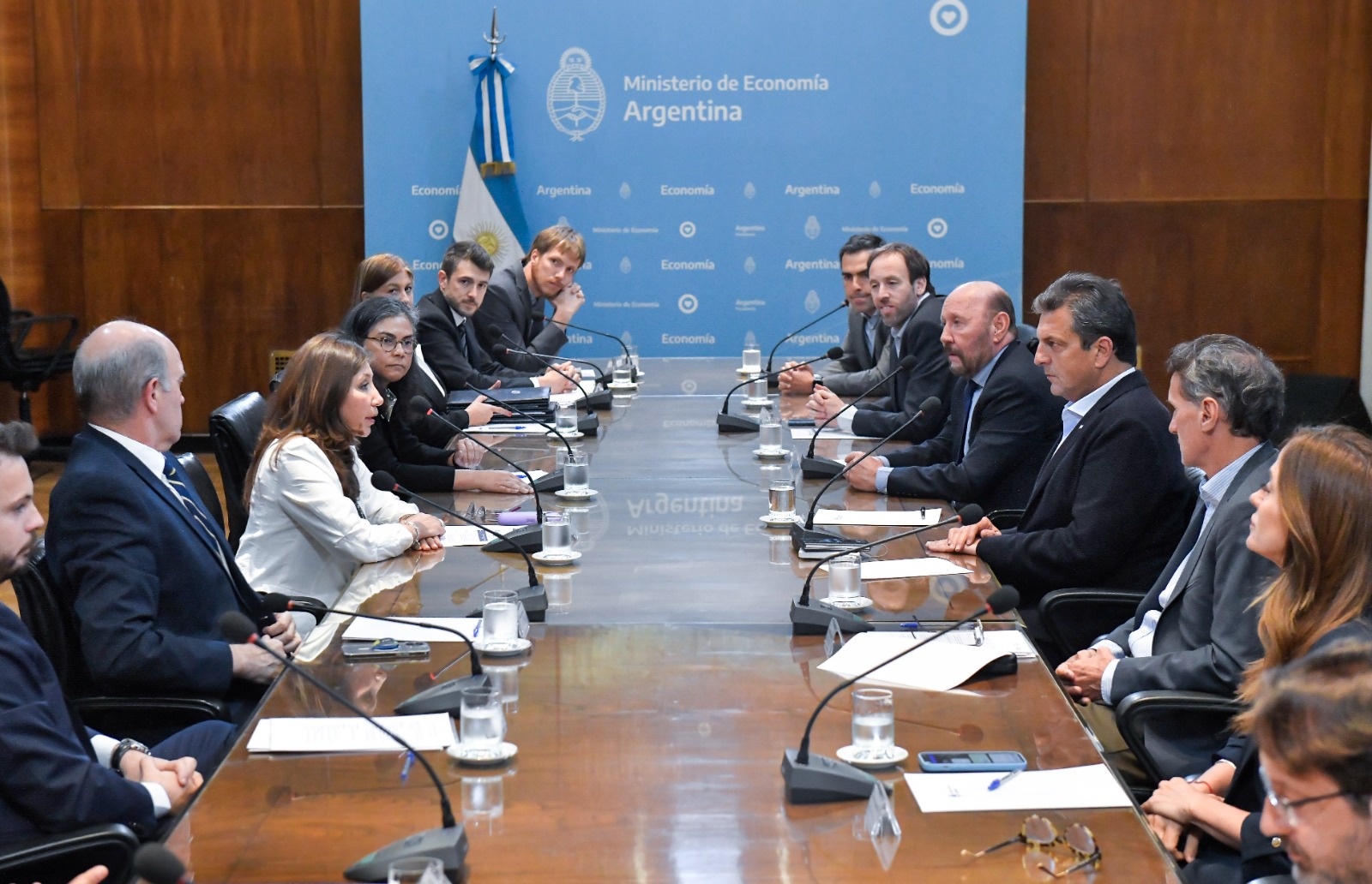 Argentina Firmó Créditos Por USD 850 Millones Con Organismos ...