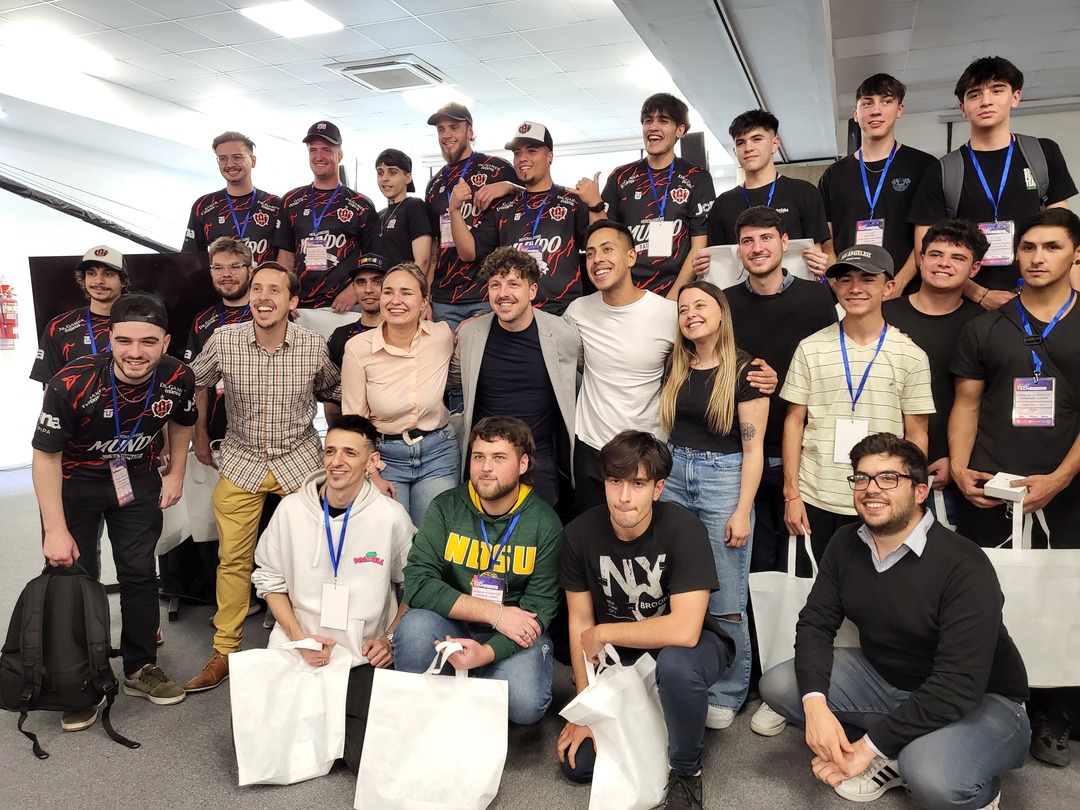 Jóvenes en la feria de tecnología e innovación