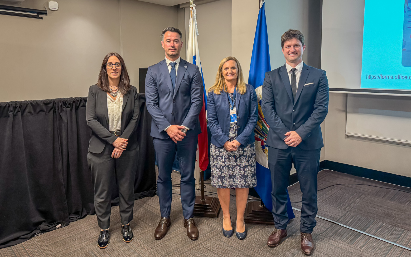 La delegación argentina junto a Fernanda Sarmiento, gerente del Programa de Asistencia Legislativa y contra el Financiamiento del Terrorismo  de CICTE/OEA 