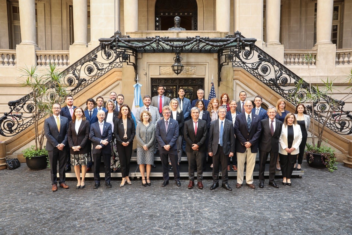 Directivos y especialistas de ARN junto a los representantes de las delegaciones de Argentina y Estados Unidos en la 18° Reunión del JSCNEC. Crédito: Cancillería