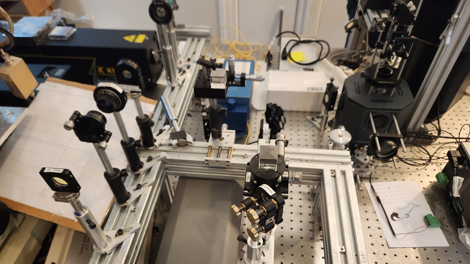 Imagen del Laboratorio de Fotónica y Optoelectrónica