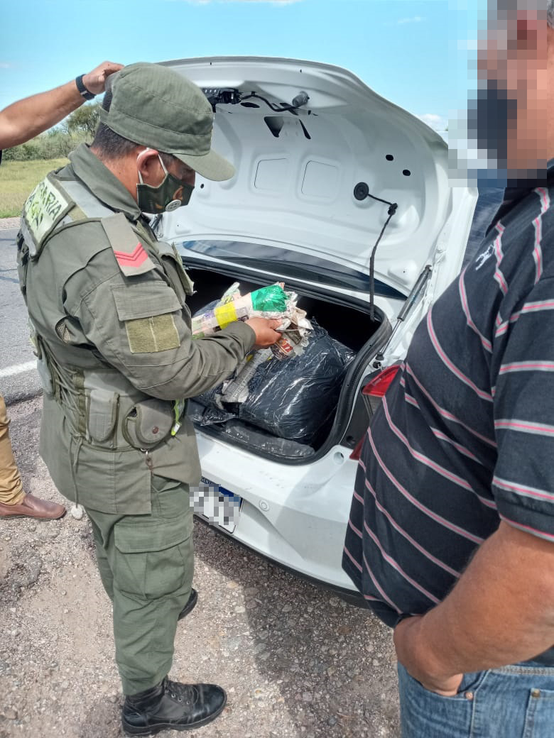 Viajaban Con Más De 40 Kilos De Hojas De Coca Ocultos En El Baúl Del ...