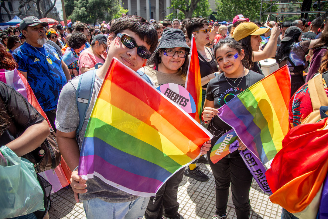 Jóvenes en la Marcha del Orgullo.