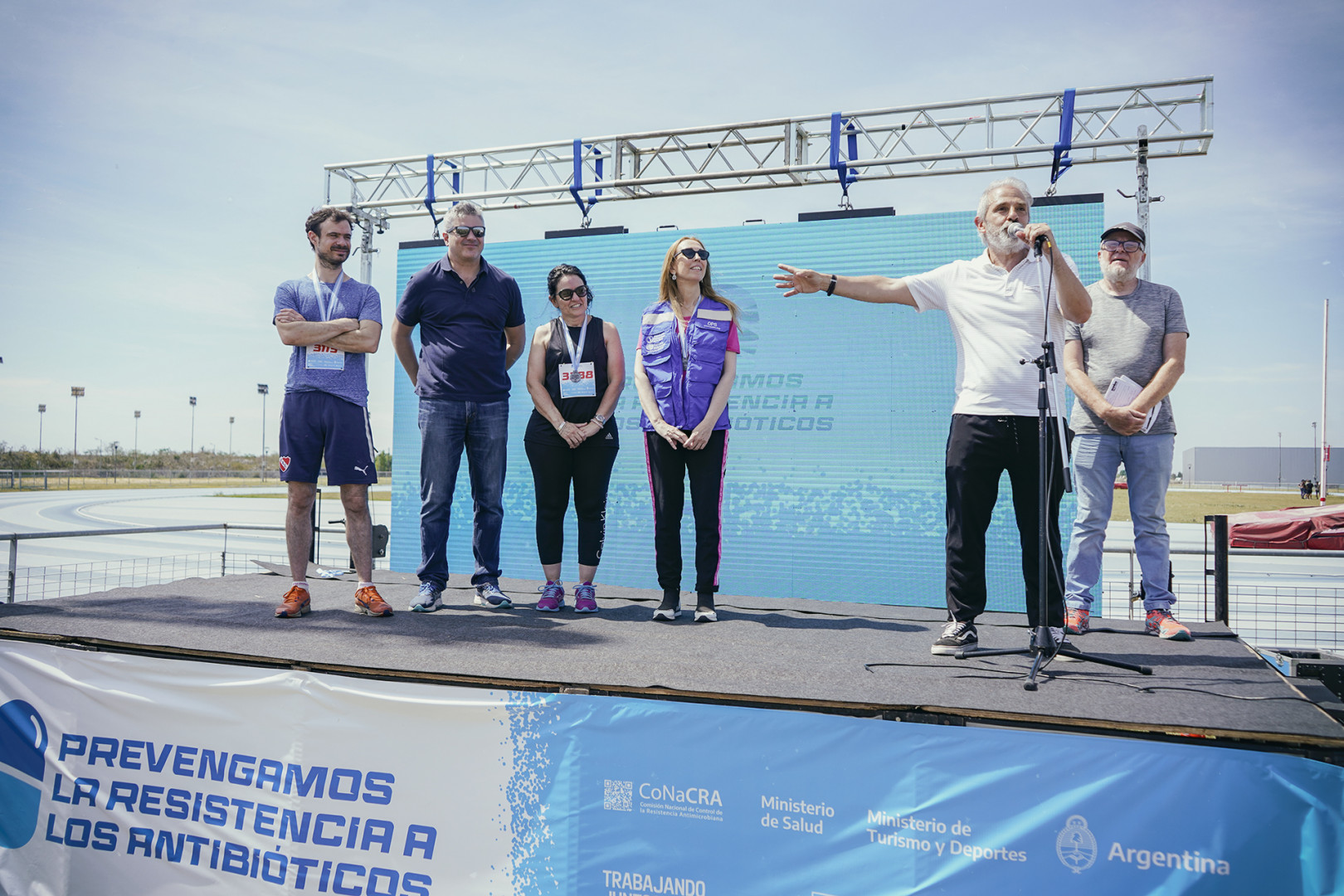 27.11.22 autoridades en la ceremonia de premiación