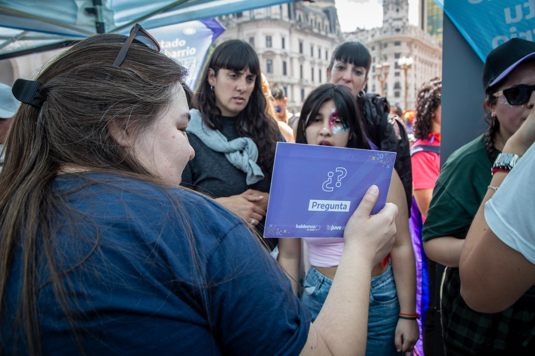 Stand Hablemos de Todo en la Marcha del Orgullo.