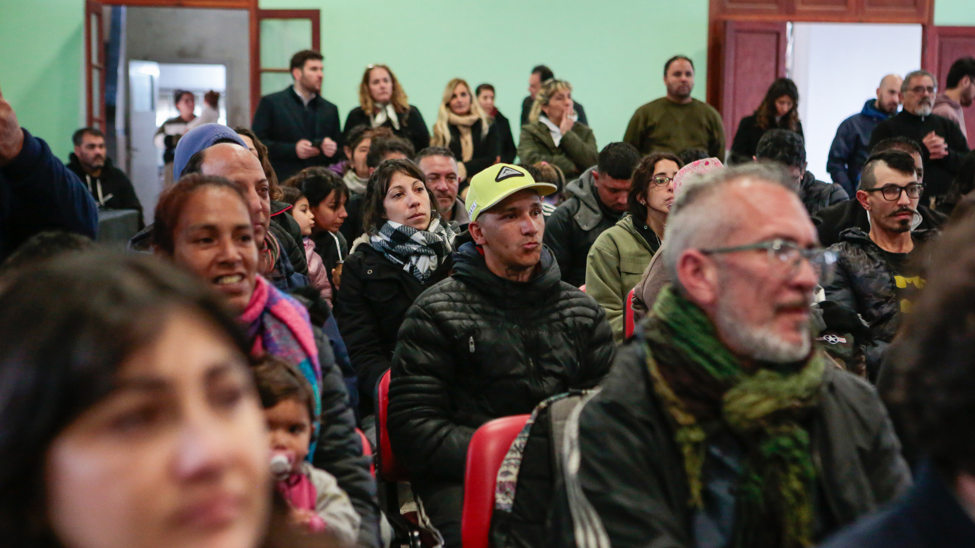 En el barrio de Los Hornos, Tolosa Paz se dirigió a la parroquia Sagrado Corazón, donde fue recibida por el padre José Luis Segovia. Allí, entregó Máquinas y Herramientas a emprendimientos Productivos.