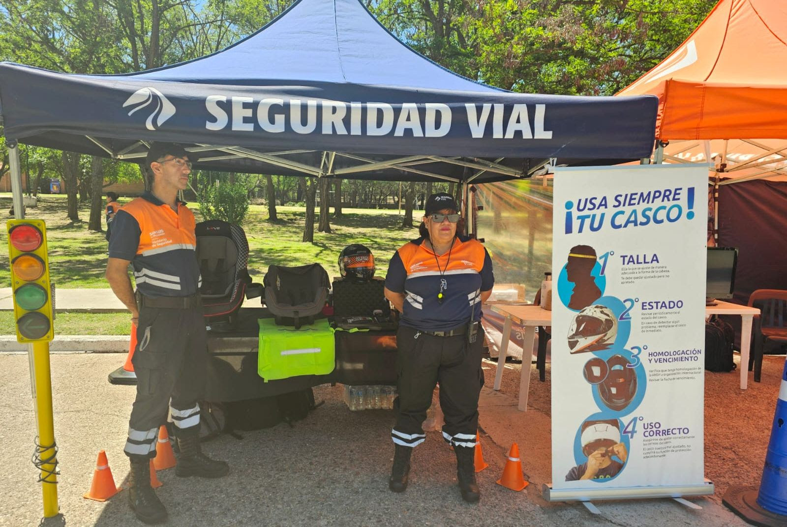 Capacitadores de la Dirección de Seguridad Vial trabajan en un stand de la Expo Seguridad 2024.