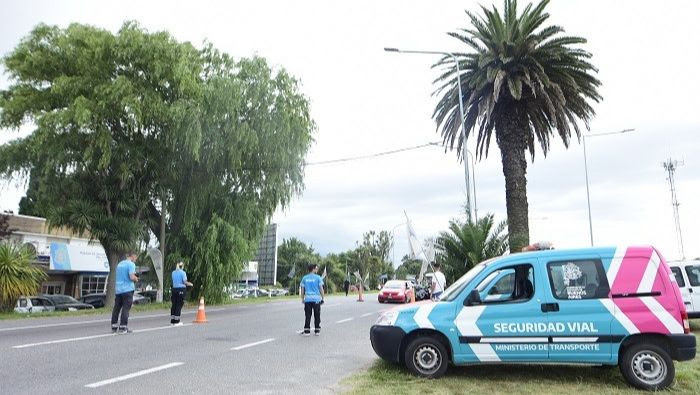 Agentes del Ministerio de Transporte llevan a cabo un operativo de seguridad vial y fiscalización durante el último fin de semana largo de noviembre.