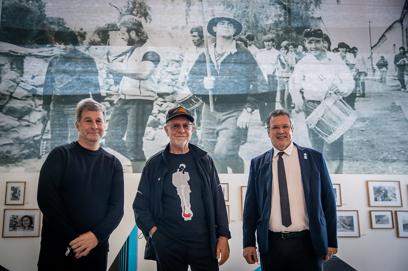 Edgardo Esteban, León Gieco y Tristán Bauer recorren la muestra Edgardo Esteban, León Gieco y Tristán Bauer recorren la muestra