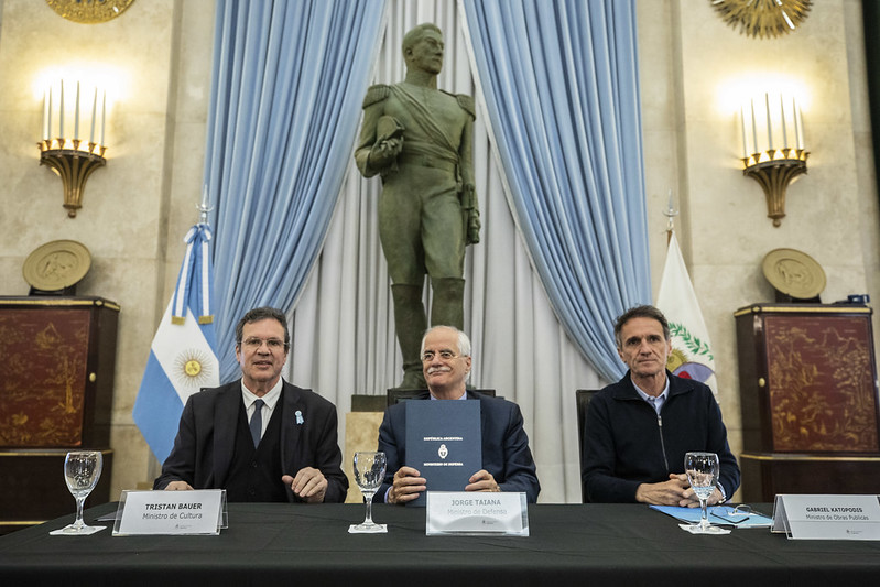 Bauer, Taiana y Katopodisdurante la firma del convenio