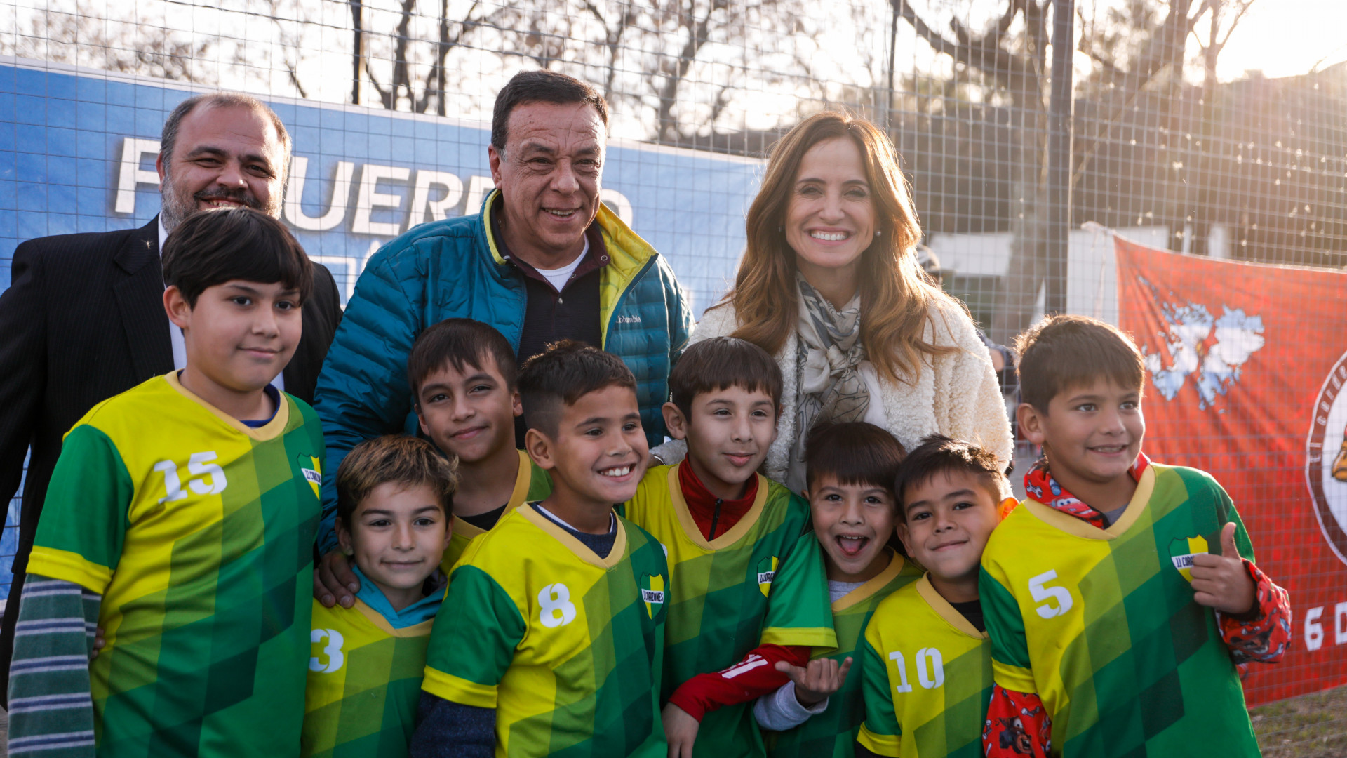 Visita y entrega de kits deportivos a 26 clubes de distintas localidades de Zárate. 