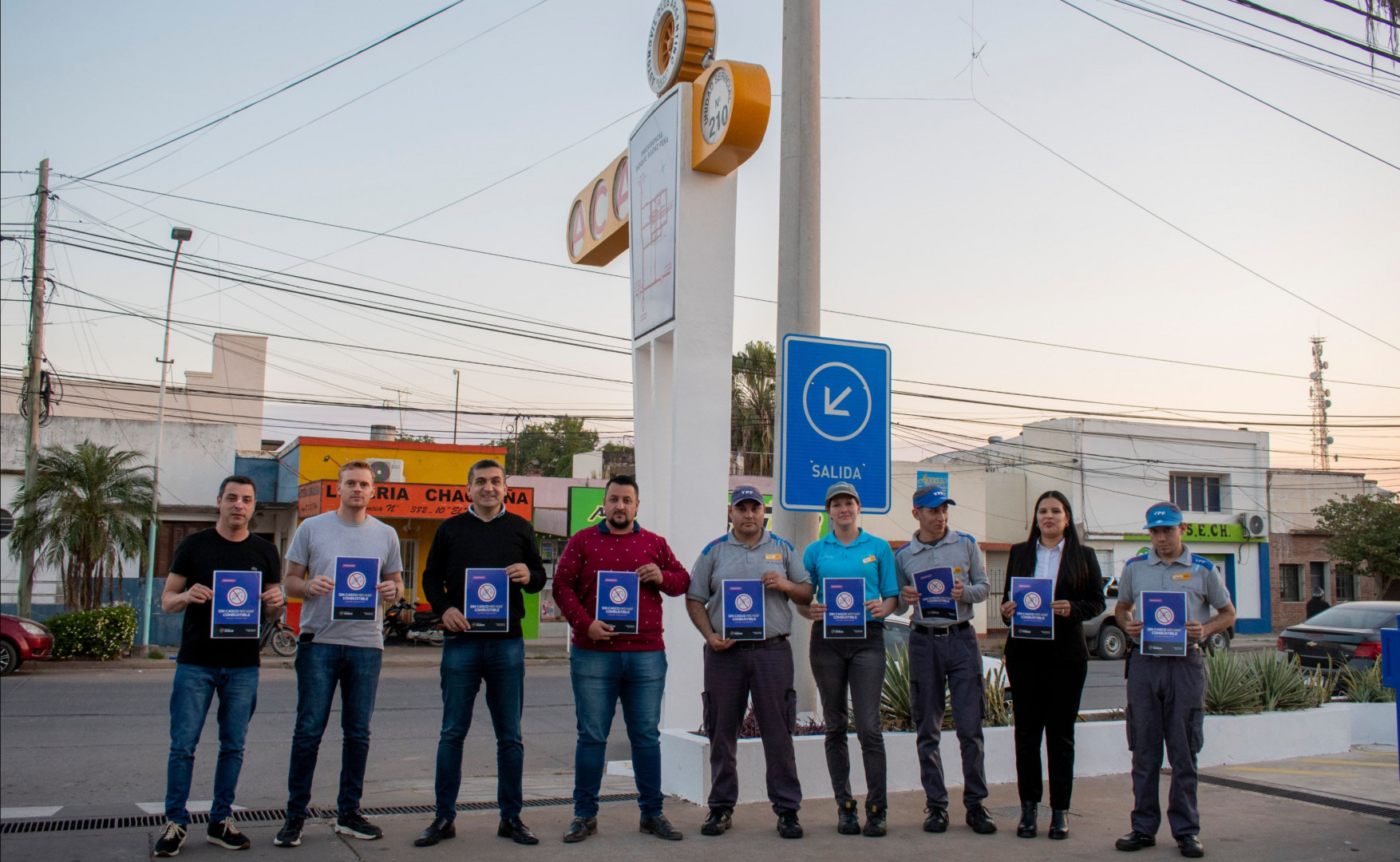 Miembros de la Subsecretaría de Seguridad Vial sostienen en sus manos folletería perteneciente a la campaña provincial “Sin casco no hay combustible”, para promover el uso de casco en conductores y acompañantes de motovehículos.