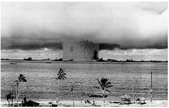 Figura 1: Primera explosión nuclear submarina (Bikini 24-07-1946). La energía liberada estimada fue de 1,0<sup>19</sup> ergios, equivalente a una Magnitud Richter = 4,8 (Bolt, 1993)