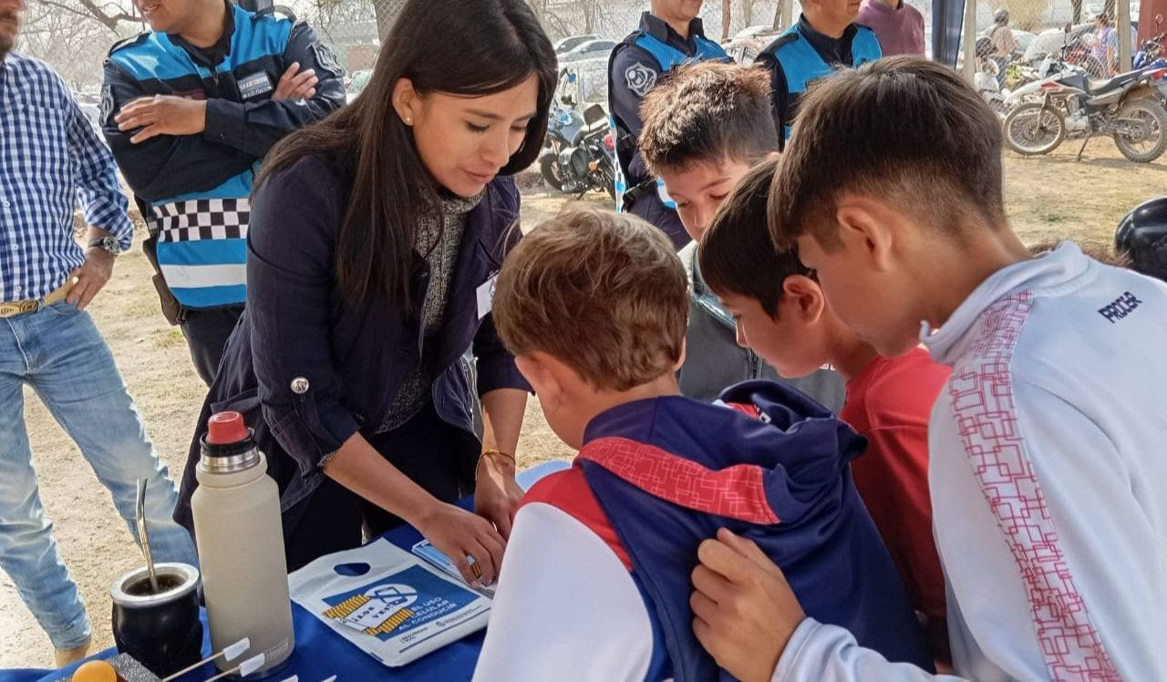 Niños escuchan con atención a una representante de la Agencia Provincial de Seguridad Vial, durante una actividad recreativa sobre concientización vial, en el marco de la XI edición del torneo de rugby “Chipi” Figallo.